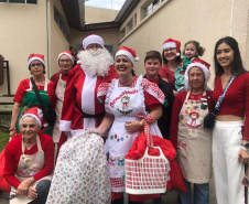 Brinquedos, sorrisos, esperança e, claro, o Papai Noel. Foi assim a segunda-feira (16) de cerca de 400 crianças que passam por tratamento no ambulatório e na pediatria do Hospital do Trabalhador (HT) e também no Centro de Atendimento Integral ao Fissurado Lábio-Palatal (Caif), em Curitiba. Foto: Andressa Oliveira/SESA