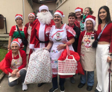 Brinquedos, sorrisos, esperança e, claro, o Papai Noel. Foi assim a segunda-feira (16) de cerca de 400 crianças que passam por tratamento no ambulatório e na pediatria do Hospital do Trabalhador (HT) e também no Centro de Atendimento Integral ao Fissurado Lábio-Palatal (Caif), em Curitiba. Foto: Andressa Oliveira/SESA