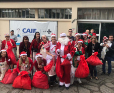 Brinquedos, sorrisos, esperança e, claro, o Papai Noel. Foi assim a segunda-feira (16) de cerca de 400 crianças que passam por tratamento no ambulatório e na pediatria do Hospital do Trabalhador (HT) e também no Centro de Atendimento Integral ao Fissurado Lábio-Palatal (Caif), em Curitiba. Foto: Andressa Oliveira/SESA