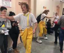 Brinquedos, sorrisos, esperança e, claro, o Papai Noel. Foi assim a segunda-feira (16) de cerca de 400 crianças que passam por tratamento no ambulatório e na pediatria do Hospital do Trabalhador (HT) e também no Centro de Atendimento Integral ao Fissurado Lábio-Palatal (Caif), em Curitiba. Foto: Andressa Oliveira/SESA