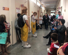 Brinquedos, sorrisos, esperança e, claro, o Papai Noel. Foi assim a segunda-feira (16) de cerca de 400 crianças que passam por tratamento no ambulatório e na pediatria do Hospital do Trabalhador (HT) e também no Centro de Atendimento Integral ao Fissurado Lábio-Palatal (Caif), em Curitiba. Foto: Andressa Oliveira/SESA