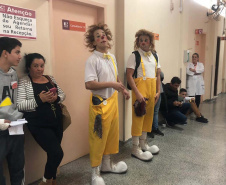 Brinquedos, sorrisos, esperança e, claro, o Papai Noel. Foi assim a segunda-feira (16) de cerca de 400 crianças que passam por tratamento no ambulatório e na pediatria do Hospital do Trabalhador (HT) e também no Centro de Atendimento Integral ao Fissurado Lábio-Palatal (Caif), em Curitiba. Foto: Andressa Oliveira/SESA