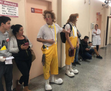 Brinquedos, sorrisos, esperança e, claro, o Papai Noel. Foi assim a segunda-feira (16) de cerca de 400 crianças que passam por tratamento no ambulatório e na pediatria do Hospital do Trabalhador (HT) e também no Centro de Atendimento Integral ao Fissurado Lábio-Palatal (Caif), em Curitiba. Foto: Andressa Oliveira/SESA