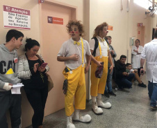 Brinquedos, sorrisos, esperança e, claro, o Papai Noel. Foi assim a segunda-feira (16) de cerca de 400 crianças que passam por tratamento no ambulatório e na pediatria do Hospital do Trabalhador (HT) e também no Centro de Atendimento Integral ao Fissurado Lábio-Palatal (Caif), em Curitiba. Foto: Andressa Oliveira/SESA