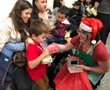 Brinquedos, sorrisos, esperança e, claro, o Papai Noel. Foi assim a segunda-feira (16) de cerca de 400 crianças que passam por tratamento no ambulatório e na pediatria do Hospital do Trabalhador (HT) e também no Centro de Atendimento Integral ao Fissurado Lábio-Palatal (Caif), em Curitiba. Foto: Andressa Oliveira/SESA