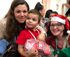 Brinquedos, sorrisos, esperança e, claro, o Papai Noel. Foi assim a segunda-feira (16) de cerca de 400 crianças que passam por tratamento no ambulatório e na pediatria do Hospital do Trabalhador (HT) e também no Centro de Atendimento Integral ao Fissurado Lábio-Palatal (Caif), em Curitiba. Foto: Andressa Oliveira/SESA