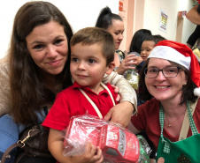 Brinquedos, sorrisos, esperança e, claro, o Papai Noel. Foi assim a segunda-feira (16) de cerca de 400 crianças que passam por tratamento no ambulatório e na pediatria do Hospital do Trabalhador (HT) e também no Centro de Atendimento Integral ao Fissurado Lábio-Palatal (Caif), em Curitiba. Foto: Andressa Oliveira/SESA