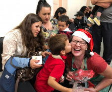 Brinquedos, sorrisos, esperança e, claro, o Papai Noel. Foi assim a segunda-feira (16) de cerca de 400 crianças que passam por tratamento no ambulatório e na pediatria do Hospital do Trabalhador (HT) e também no Centro de Atendimento Integral ao Fissurado Lábio-Palatal (Caif), em Curitiba. Foto: Andressa Oliveira/SESA