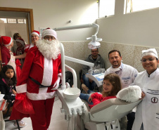 Brinquedos, sorrisos, esperança e, claro, o Papai Noel. Foi assim a segunda-feira (16) de cerca de 400 crianças que passam por tratamento no ambulatório e na pediatria do Hospital do Trabalhador (HT) e também no Centro de Atendimento Integral ao Fissurado Lábio-Palatal (Caif), em Curitiba. Foto: Andressa Oliveira/SESA
