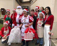 Brinquedos, sorrisos, esperança e, claro, o Papai Noel. Foi assim a segunda-feira (16) de cerca de 400 crianças que passam por tratamento no ambulatório e na pediatria do Hospital do Trabalhador (HT) e também no Centro de Atendimento Integral ao Fissurado Lábio-Palatal (Caif), em Curitiba. Foto: Andressa Oliveira/SESA