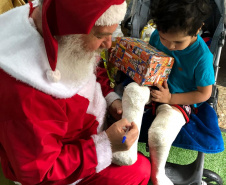 Brinquedos, sorrisos, esperança e, claro, o Papai Noel. Foi assim a segunda-feira (16) de cerca de 400 crianças que passam por tratamento no ambulatório e na pediatria do Hospital do Trabalhador (HT) e também no Centro de Atendimento Integral ao Fissurado Lábio-Palatal (Caif), em Curitiba. Foto: Andressa Oliveira/SESA