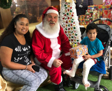 Brinquedos, sorrisos, esperança e, claro, o Papai Noel. Foi assim a segunda-feira (16) de cerca de 400 crianças que passam por tratamento no ambulatório e na pediatria do Hospital do Trabalhador (HT) e também no Centro de Atendimento Integral ao Fissurado Lábio-Palatal (Caif), em Curitiba. Foto: Andressa Oliveira/SESA
