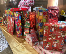 Brinquedos, sorrisos, esperança e, claro, o Papai Noel. Foi assim a segunda-feira (16) de cerca de 400 crianças que passam por tratamento no ambulatório e na pediatria do Hospital do Trabalhador (HT) e também no Centro de Atendimento Integral ao Fissurado Lábio-Palatal (Caif), em Curitiba. Foto: Andressa Oliveira/SESA