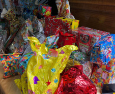 Brinquedos, sorrisos, esperança e, claro, o Papai Noel. Foi assim a segunda-feira (16) de cerca de 400 crianças que passam por tratamento no ambulatório e na pediatria do Hospital do Trabalhador (HT) e também no Centro de Atendimento Integral ao Fissurado Lábio-Palatal (Caif), em Curitiba. Foto: Andressa Oliveira/SESA