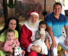Brinquedos, sorrisos, esperança e, claro, o Papai Noel. Foi assim a segunda-feira (16) de cerca de 400 crianças que passam por tratamento no ambulatório e na pediatria do Hospital do Trabalhador (HT) e também no Centro de Atendimento Integral ao Fissurado Lábio-Palatal (Caif), em Curitiba. Foto: Andressa Oliveira/SESA