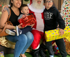 Brinquedos, sorrisos, esperança e, claro, o Papai Noel. Foi assim a segunda-feira (16) de cerca de 400 crianças que passam por tratamento no ambulatório e na pediatria do Hospital do Trabalhador (HT) e também no Centro de Atendimento Integral ao Fissurado Lábio-Palatal (Caif), em Curitiba. Foto: Andressa Oliveira/SESA