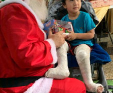 Brinquedos, sorrisos, esperança e, claro, o Papai Noel. Foi assim a segunda-feira (16) de cerca de 400 crianças que passam por tratamento no ambulatório e na pediatria do Hospital do Trabalhador (HT) e também no Centro de Atendimento Integral ao Fissurado Lábio-Palatal (Caif), em Curitiba. Foto: Andressa Oliveira/SESA