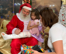 Brinquedos, sorrisos, esperança e, claro, o Papai Noel. Foi assim a segunda-feira (16) de cerca de 400 crianças que passam por tratamento no ambulatório e na pediatria do Hospital do Trabalhador (HT) e também no Centro de Atendimento Integral ao Fissurado Lábio-Palatal (Caif), em Curitiba. Foto: Andressa Oliveira/SESA