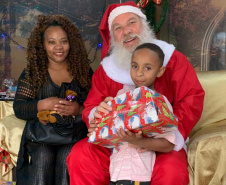 Brinquedos, sorrisos, esperança e, claro, o Papai Noel. Foi assim a segunda-feira (16) de cerca de 400 crianças que passam por tratamento no ambulatório e na pediatria do Hospital do Trabalhador (HT) e também no Centro de Atendimento Integral ao Fissurado Lábio-Palatal (Caif), em Curitiba. Foto: Andressa Oliveira/SESA