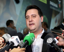O governador Carlos Massa Ratinho Junior confirmou nesta terça-feira (17), durante evento no Palácio Iguaçu, um grande pacote voltado para o meio ambiente e a sustentabilidade. Foram destinados, entre liberações diretas e convênios, R$ 65 milhões para 149 municípios do Estado. Foto: Arnaldo Alves/AEN