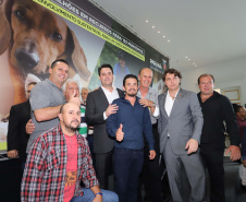 O governador Carlos Massa Ratinho Junior confirmou nesta terça-feira (17), durante evento no Palácio Iguaçu, um grande pacote voltado para o meio ambiente e a sustentabilidade. Foram destinados, entre liberações diretas e convênios, R$ 65 milhões para 149 municípios do Estado. Foto: Arnaldo Alves/AEN