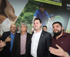 O governador Carlos Massa Ratinho Junior confirmou nesta terça-feira (17), durante evento no Palácio Iguaçu, um grande pacote voltado para o meio ambiente e a sustentabilidade. Foram destinados, entre liberações diretas e convênios, R$ 65 milhões para 149 municípios do Estado. Foto: Arnaldo Alves/AEN