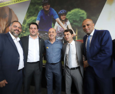 O governador Carlos Massa Ratinho Junior confirmou nesta terça-feira (17), durante evento no Palácio Iguaçu, um grande pacote voltado para o meio ambiente e a sustentabilidade. Foram destinados, entre liberações diretas e convênios, R$ 65 milhões para 149 municípios do Estado. Foto: Arnaldo Alves/AEN