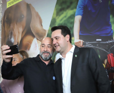 O governador Carlos Massa Ratinho Junior confirmou nesta terça-feira (17), durante evento no Palácio Iguaçu, um grande pacote voltado para o meio ambiente e a sustentabilidade. Foram destinados, entre liberações diretas e convênios, R$ 65 milhões para 149 municípios do Estado. Foto: Arnaldo Alves/AEN