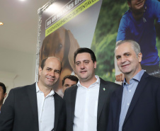 O governador Carlos Massa Ratinho Junior confirmou nesta terça-feira (17), durante evento no Palácio Iguaçu, um grande pacote voltado para o meio ambiente e a sustentabilidade. Foram destinados, entre liberações diretas e convênios, R$ 65 milhões para 149 municípios do Estado. Foto: Arnaldo Alves/AEN