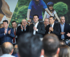 O governador Carlos Massa Ratinho Junior confirmou nesta terça-feira (17), durante evento no Palácio Iguaçu, um grande pacote voltado para o meio ambiente e a sustentabilidade. Foram destinados, entre liberações diretas e convênios, R$ 65 milhões para 149 municípios do Estado. Foto: Arnaldo Alves/AEN