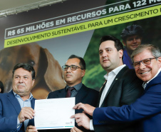 O governador Carlos Massa Ratinho Junior confirmou nesta terça-feira (17), durante evento no Palácio Iguaçu, um grande pacote voltado para o meio ambiente e a sustentabilidade. Foram destinados, entre liberações diretas e convênios, R$ 65 milhões para 149 municípios do Estado.