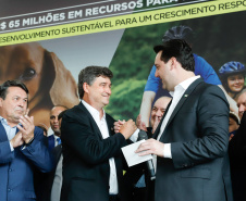 O governador Carlos Massa Ratinho Junior confirmou nesta terça-feira (17), durante evento no Palácio Iguaçu, um grande pacote voltado para o meio ambiente e a sustentabilidade. Foram destinados, entre liberações diretas e convênios, R$ 65 milhões para 149 municípios do Estado.