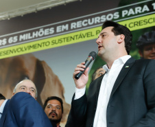 O governador Carlos Massa Ratinho Junior confirmou nesta terça-feira (17), durante evento no Palácio Iguaçu, um grande pacote voltado para o meio ambiente e a sustentabilidade. Foram destinados, entre liberações diretas e convênios, R$ 65 milhões para 149 municípios do Estado.