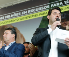 O governador Carlos Massa Ratinho Junior confirmou nesta terça-feira (17), durante evento no Palácio Iguaçu, um grande pacote voltado para o meio ambiente e a sustentabilidade. Foram destinados, entre liberações diretas e convênios, R$ 65 milhões para 149 municípios do Estado.