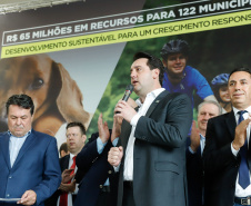 O governador Carlos Massa Ratinho Junior confirmou nesta terça-feira (17), durante evento no Palácio Iguaçu, um grande pacote voltado para o meio ambiente e a sustentabilidade. Foram destinados, entre liberações diretas e convênios, R$ 65 milhões para 149 municípios do Estado.