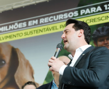 O governador Carlos Massa Ratinho Junior confirmou nesta terça-feira (17), durante evento no Palácio Iguaçu, um grande pacote voltado para o meio ambiente e a sustentabilidade. Foram destinados, entre liberações diretas e convênios, R$ 65 milhões para 149 municípios do Estado.