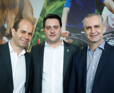 O governador Carlos Massa Ratinho Junior confirmou nesta terça-feira (17), durante evento no Palácio Iguaçu, um grande pacote voltado para o meio ambiente e a sustentabilidade. Foram destinados, entre liberações diretas e convênios, R$ 65 milhões para 149 municípios do Estado.