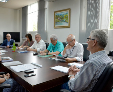 A Secretaria de Estado da Agricultura e Abastecimento vai estimular o crescimento da produção de seda no Paraná, com possibilidade de expandir a atividade em pelo menos 20%.

O secretário Norberto Ortigara disse que o projeto atende a uma determinação do governador Carlos Massa Ratinho Júnior, após sua participação, durante o mês de novembro, do Festival da Seda realizado em Lyon, na França, onde a seda paranaense foi considerada a melhor do mundo. Foto>SEAB