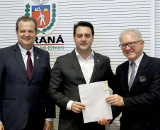 Governador Carlos Massa Ratinho Junior da posse aos novos conselheiros  do Conselho Paranaense de Ciência e tecnologia. Curitiba,17/12/2019 Foto:Jaelson Lucas / AEN