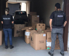 A Polícia Civil do Paraná (PCPR) prendeu 13 pessoas em flagrante, entre homens e mulheres, suspeitas de comercializar medicamentos “emagrecedores” de venda proibida, nesta terça-feira (17), em Curitiba. Os produtos eram ofertados nas redes sociais sem qualquer autorização do órgão responsável e enviados para todo o Estado. Cerca de 15 mil frascos dos remédios foram apreendidos durante a ação. Foto:SESP