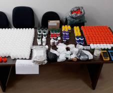 A Polícia Civil do Paraná (PCPR) prendeu 13 pessoas em flagrante, entre homens e mulheres, suspeitas de comercializar medicamentos “emagrecedores” de venda proibida, nesta terça-feira (17), em Curitiba. Os produtos eram ofertados nas redes sociais sem qualquer autorização do órgão responsável e enviados para todo o Estado. Cerca de 15 mil frascos dos remédios foram apreendidos durante a ação. Foto:SESP