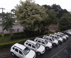 A Agência de Defesa Agropecuária do Paraná (Adapar) recebeu 20 veículos utilitários, que serão utilizados nos serviços de defesa animal. Os carros resultam de parceria com o Ministério da Agricultura, Pecuária e Abastecimento e foram entregues terça-feira (17). Os supervisores regionais estiveram em Curitiba para uma reunião e já seguiram com os veículos para as diversas regiões do Estado. Foto:SEAB