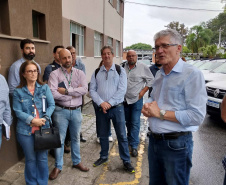 A Agência de Defesa Agropecuária do Paraná (Adapar) recebeu 20 veículos utilitários, que serão utilizados nos serviços de defesa animal. Os carros resultam de parceria com o Ministério da Agricultura, Pecuária e Abastecimento e foram entregues terça-feira (17). Os supervisores regionais estiveram em Curitiba para uma reunião e já seguiram com os veículos para as diversas regiões do Estado. Foto:SEAB