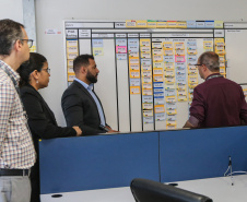 Um grupo de profissionais de Angola fez uma visita técnica à Receita Estadual do Paraná para conhecer o Sistema de Gestão Tributária (SGT) em desenvolvimento na Secretaria da Fazenda. O sistema é uma solução integrada para permitir a modernização dos sistemas em uso e oferecer uma visão de 360 graus do sistema e da arrecadação do Estado.  12/12/2019  -  Foto: Geraldo Bubniak/AEN