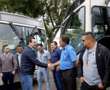 Importantes linhas que atendem o transporte coletivo de oito municípios da Região Metropolitana de Curitiba (RMC) ganharam 22 ônibus novos. Os veículos foram entregues pelo governador Carlos Massa Ratinho Junior, nesta quarta-feira (18), durante evento no Parque Barigui, em Curitiba.Foto:Jaelson Lucas / AEN