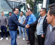 Importantes linhas que atendem o transporte coletivo de oito municípios da Região Metropolitana de Curitiba (RMC) ganharam 22 ônibus novos. Os veículos foram entregues pelo governador Carlos Massa Ratinho Junior, nesta quarta-feira (18), durante evento no Parque Barigui, em Curitiba.