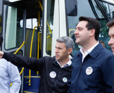 Importantes linhas que atendem o transporte coletivo de oito municípios da Região Metropolitana de Curitiba (RMC) ganharam 22 ônibus novos. Os veículos foram entregues pelo governador Carlos Massa Ratinho Junior, nesta quarta-feira (18), durante evento no Parque Barigui, em Curitiba.