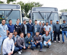 Importantes linhas que atendem o transporte coletivo de oito municípios da Região Metropolitana de Curitiba (RMC) ganharam 22 ônibus novos. Os veículos foram entregues pelo governador Carlos Massa Ratinho Junior, nesta quarta-feira (18), durante evento no Parque Barigui, em Curitiba.