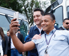 Importantes linhas que atendem o transporte coletivo de oito municípios da Região Metropolitana de Curitiba (RMC) ganharam 22 ônibus novos. Os veículos foram entregues pelo governador Carlos Massa Ratinho Junior, nesta quarta-feira (18), durante evento no Parque Barigui, em Curitiba.