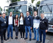 Importantes linhas que atendem o transporte coletivo de oito municípios da Região Metropolitana de Curitiba (RMC) ganharam 22 ônibus novos. Os veículos foram entregues pelo governador Carlos Massa Ratinho Junior, nesta quarta-feira (18), durante evento no Parque Barigui, em Curitiba.